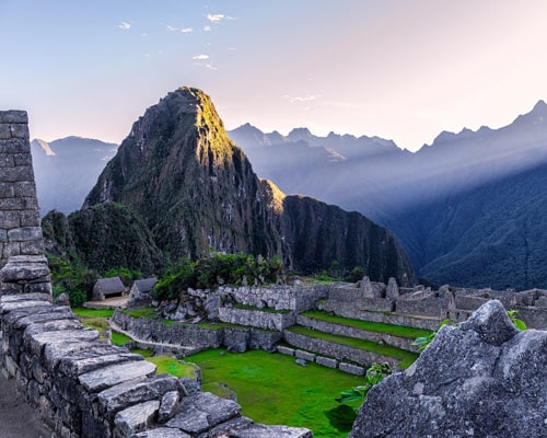 Pelancong menyaksikan fajar di kawah Gunung Bromo