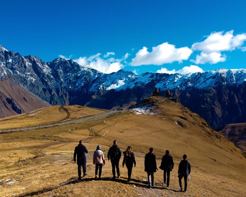 Komodo berjalan di pantai Taman Nasional Komodo